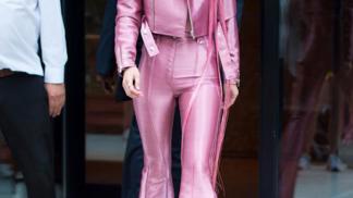 Celebrity se předhánějí v originálních outfitech. Nevkus, nebo nový trend?