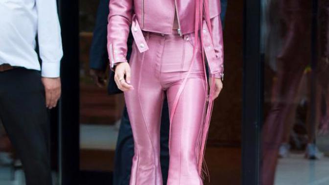 Celebrity se předhánějí v originálních outfitech. Nevkus, nebo nový trend?
