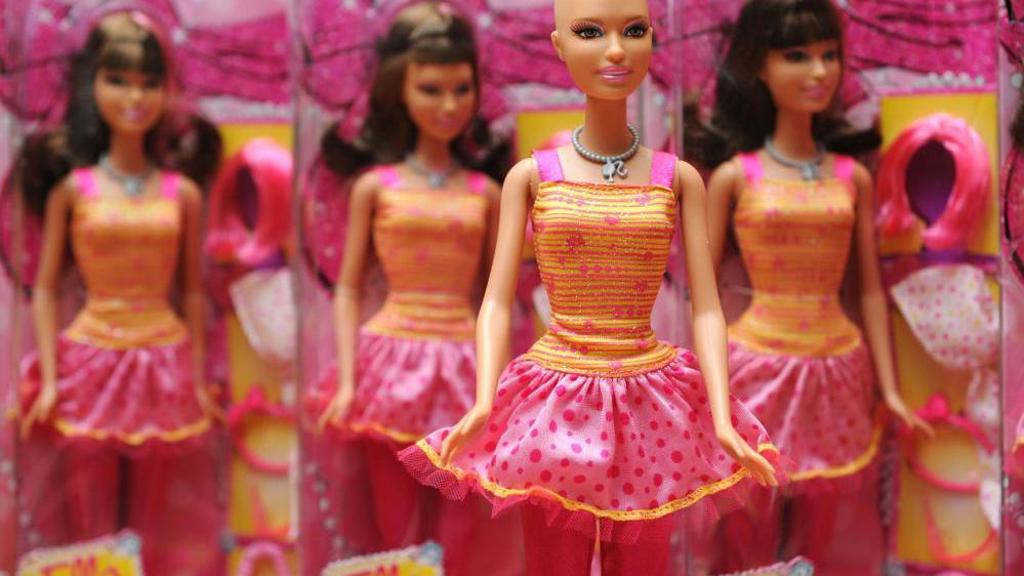 Revoluce? Holohlavé panenky Barbie přicházejí do Česka!