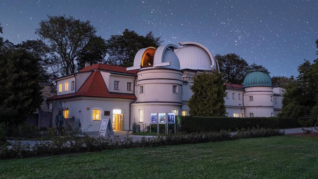 Hledáte letos originální program na prvního máje? Vydejte se do pražského planetária, které leží na kraji parku Stromovka. V 19 hodin tu začíná vyprávění o Héraklovi, jehož souhvězdí v tento čas svítí na noční obloze nejjasněji, a jeho velké lásky Déianeiry. Romantický večer tu pak zakončí baletní představení How many attempts left? Dancing under the stars.
Hledáte letos originální program na prvního máje? Vydejte se do pražského planetária, které leží na kraji parku Stromovka. V 19 hodin tu začíná vyprávění o Héraklovi, jehož souhvězdí v tento čas svítí na noční obloze nejjasněji, a jeho velké lásky Déianeiry. Romantický večer tu pak zakončí baletní představení How many attempts left? Dancing under the stars.