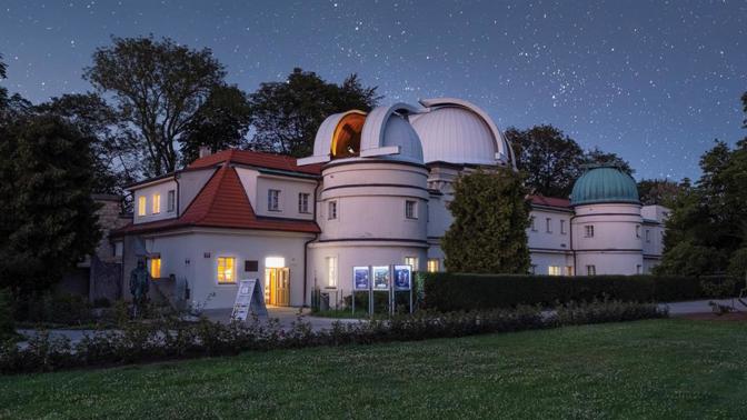 Hledáte letos originální program na prvního máje? Vydejte se do pražského planetária, které leží na kraji parku Stromovka. V 19 hodin tu začíná vyprávění o Héraklovi, jehož souhvězdí v tento čas svítí na noční obloze nejjasněji, a jeho velké lásky Déianeiry. Romantický večer tu pak zakončí baletní představení How many attempts left? Dancing under the stars.
Hledáte letos originální program na prvního máje? Vydejte se do pražského planetária, které leží na kraji parku Stromovka. V 19 hodin tu začíná vyprávění o Héraklovi, jehož souhvězdí v tento čas svítí na noční obloze nejjasněji, a jeho velké lásky Déianeiry. Romantický večer tu pak zakončí baletní představení How many attempts left? Dancing under the stars.