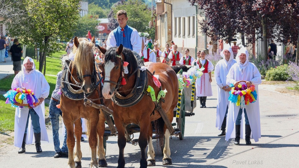 Mládenci v bílých prostěradlech vedou vůz s „nevěstou“. Symbol kuruckého tažení, který se po více než dvou stech letech znovu objevil v ulicích Bojkovic.
