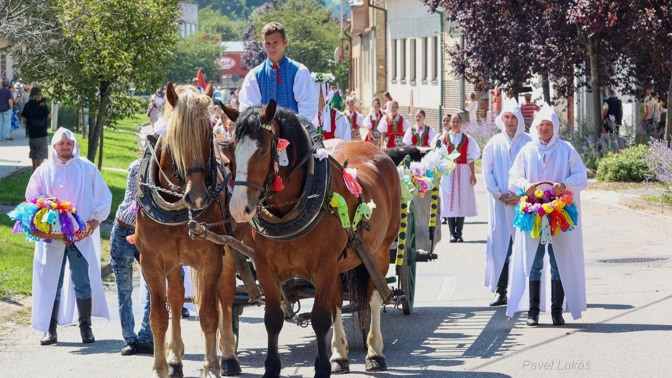 Mládenci v bílých prostěradlech vedou vůz s „nevěstou“. Symbol kuruckého tažení, který se po více než dvou stech letech znovu objevil v ulicích Bojkovic.
