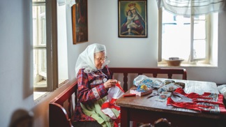 Ludmila Mikulčíková, vyšívačka krojů korálkovou výšivkou
