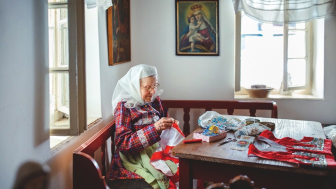 Ludmila Mikulčíková, vyšívačka krojů korálkovou výšivkou
