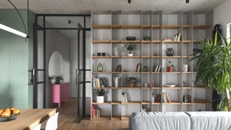 Studio ti architekti dalo projektu název Mezonet s muralem, ale my v redakci mu neřekneme jinak než Kolbenka. Byt v novostavbě se nachází přímo u starých pražských fabrik založených fenomenálním českým podnikatelem a sousloví „jít do Kolbenky“ tu najednou získává poněkud radostnější rozměr – a uvnitř je to úplná pohádka!
