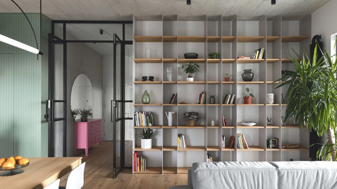 Studio ti architekti dalo projektu název Mezonet s muralem, ale my v redakci mu neřekneme jinak než Kolbenka. Byt v novostavbě se nachází přímo u starých pražských fabrik založených fenomenálním českým podnikatelem a sousloví „jít do Kolbenky“ tu najednou získává poněkud radostnější rozměr – a uvnitř je to úplná pohádka!
