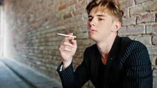 Zákaz prodeje cigaret pro lidi, kteří se narodili po roce 2008 v Británii
