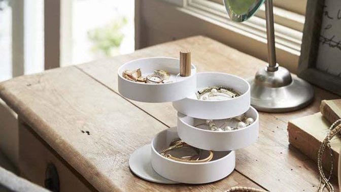 Bílá šperkovnice s detailem z bukového dřeva je super na roztřídění vašich cenností. Yamazaki Tosca, průměr 10 cm, prodává Bonami.cz za 495 Kč.
