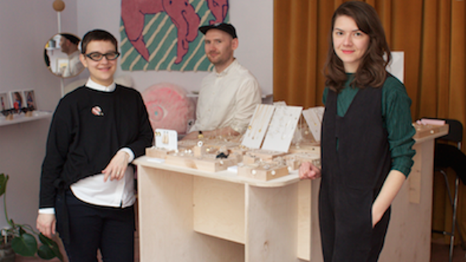 Anastázie, Pavel a Anna jsou tři ze sedmi českých autorů, jejichž produkty v Charakterech najdete. Všichni se designu věnují profesionálně a za své produkty už dohromady posbírali pěknou řádku ocenění.
Anastázie, Pavel a Anna jsou tři ze sedmi českých autorů, jejichž produkty v Charakterech najdete. Všichni se designu věnují profesionálně a za své produkty už dohromady posbírali pěknou řádku ocenění.