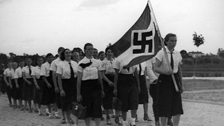 Mladé dívky ve službách nacismu: Ve spolku BDM docházelo k nechtěným těhotenstvím a potratům. Za členství končily dívky na Sibiři Mladé dívky ve službách nacismu: Ve spolku BDM docházelo k nechtěným těhotenstvím a potratům. Za členství končily dívky na Sibiři