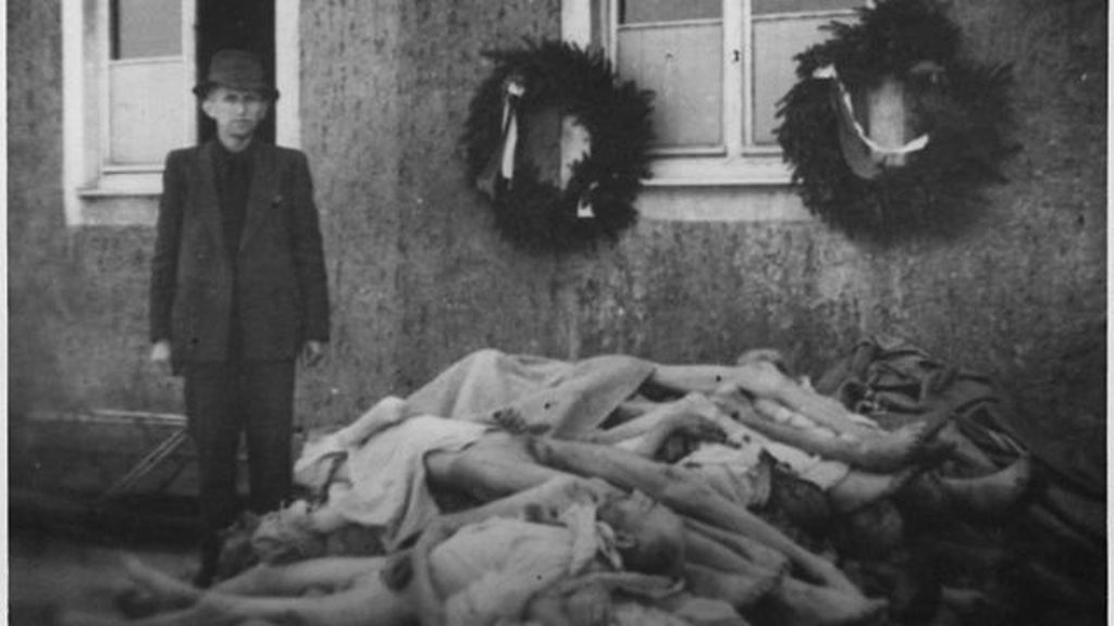 Oslava Vánoc v koncentračních táborech za druhé světové války byla oslavou lidskosti. Jako dárky se dávaly kostky cukru, ale také mrtvoly Oslava Vánoc v koncentračních táborech za druhé světové války byla oslavou lidskosti. Jako dárky se dávaly kostky cukru, ale také mrtvoly