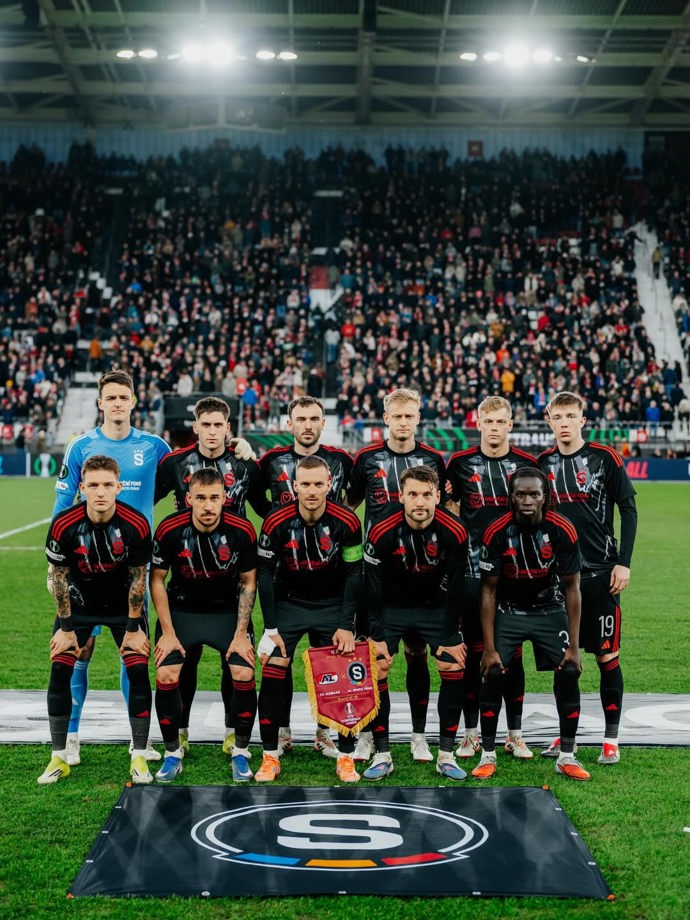 Sparťanští fotbalisté před fanoušky utekli do autobusu.