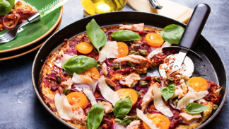 Recept: Bezlepková pizza s tuňákem a rajčaty