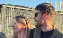 Veronika Kopřivová s tajemným mužem kolem ramen.