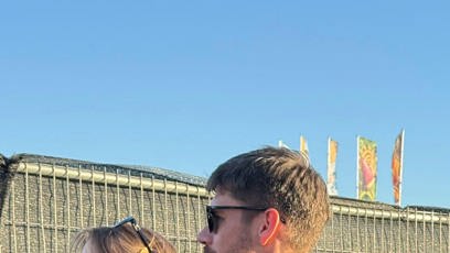 FOTO: Veronika Kopřivová s tajemným mužem kolem ramen.