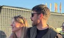 Veronika Kopřivová s tajemným mužem kolem ramen.