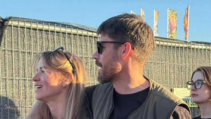 Veronika Kopřivová s tajemným mužem kolem ramen.