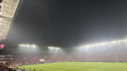 FOTO: Fanoušci vběhli na hřiště.