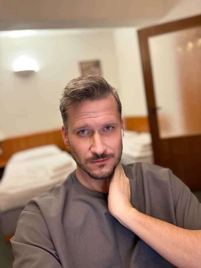 Dokumentarista Jiří Sádek se po návratu z Asie a Afriky odhodlal k radikálnímu kroku. Zrušil klasické bydlení a už víc než tři měsíce žije střídavě v hostelech, hotelech nebo apartmánech přes Airbnb.