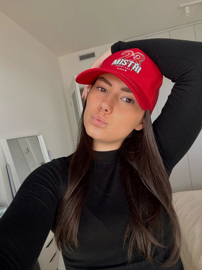 Aneta Procházková je velmi krásná.