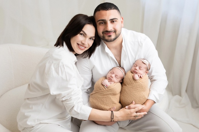 Zpěvačka říká, že dcery se zatím více podobají na tatínka. 