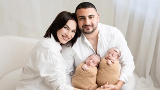 Maminka dvojčátek Kamila Nývltová přiznala pro Lifee: Vůbec od sebe holčičky nerozeznám, zatím jsou celý tatínek