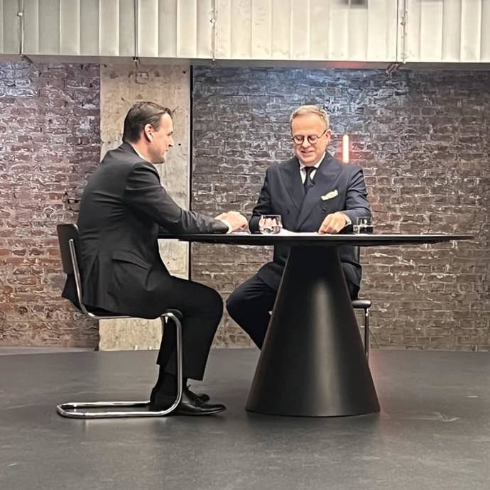 Prvním hostem nedělního pořadu Poledne s Moravcem byl ministr zahraničí Petr Macinka. 