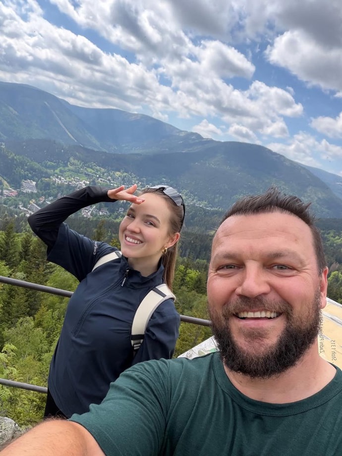 Kateřina vyrazila před nedávnem se svým otcem, fotbalistou Tomášem Ujfalušim do hor.