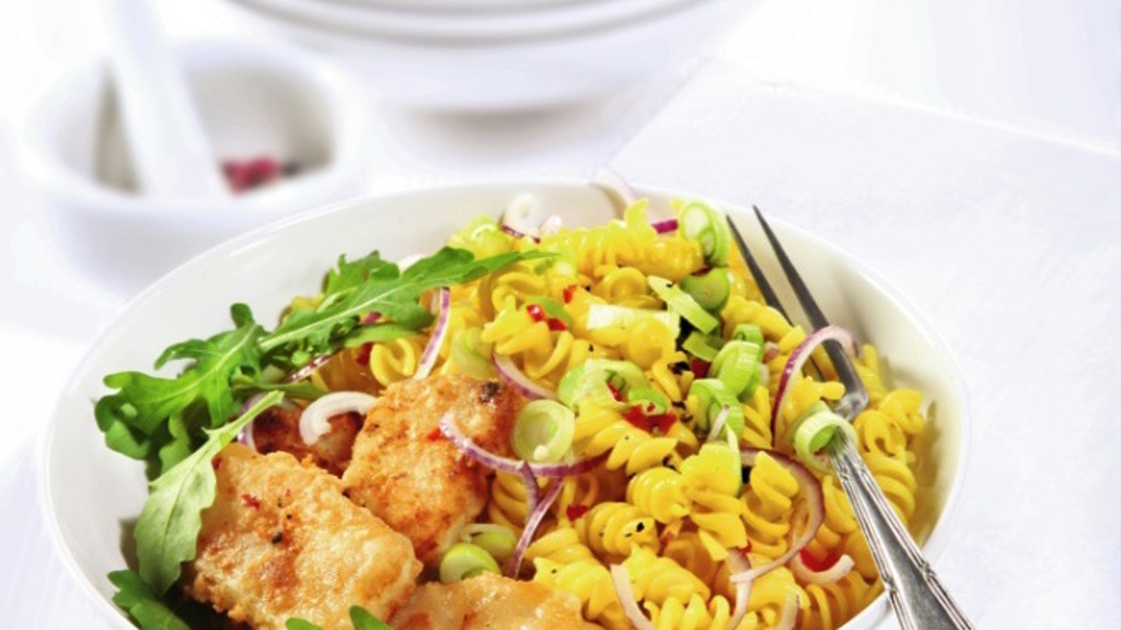 Salát z fusilli a rybího filé