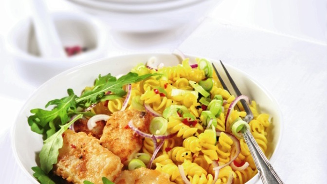 Salát z fusilli a rybího filé