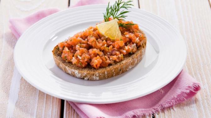 Zdravé silvestrovské pochoutky 2: Lososový tartar Zdravé silvestrovské pochoutky 2: Lososový tartar