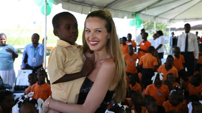 Topmodelka s duší anděla: Petra Němcová na Haiti postavila již 100. školu Topmodelka s duší anděla: Petra Němcová na Haiti postavila již 100. školu