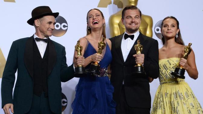 Leonardo konečně získal zlatou sošku! Jeho Revenant ovládl Oscary