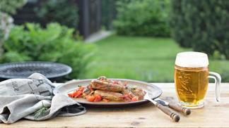 Víkend u grilu: Je libo kuře, klobásky, krkovici, burger nebo špízy?