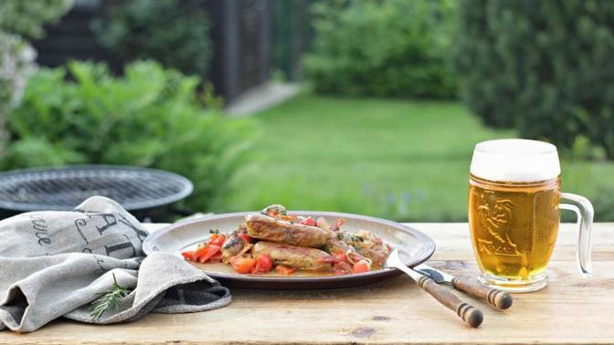 Víkend u grilu: Je libo kuře, klobásky, krkovici, burger nebo špízy?
