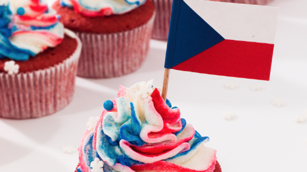 Kakaovo-jablečný cupcake se skořicovým krémem pro hokejové fanoušky Kakaovo-jablečný cupcake se skořicovým krémem pro hokejové fanoušky