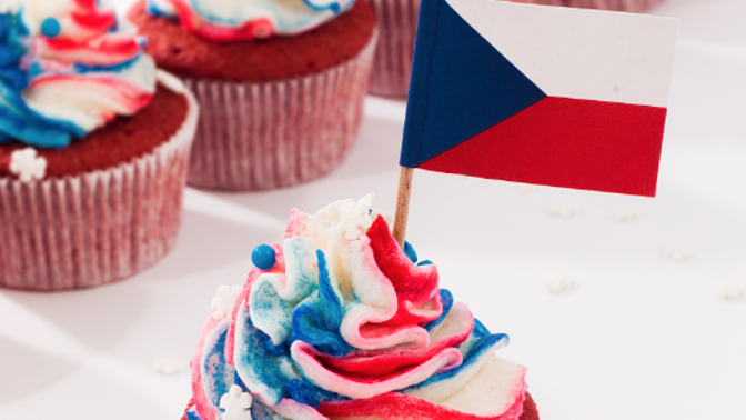 Kakaovo-jablečný cupcake se skořicovým krémem pro hokejové fanoušky