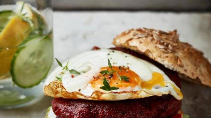 Burger z červené řepy s volským vokem