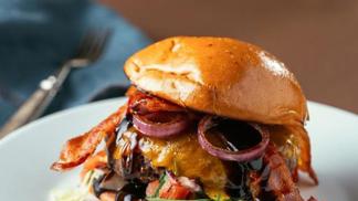 Recept: Hamburger se slaninou, čedarem a pečenou cibulkou