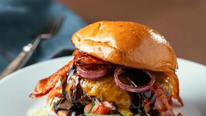 Recept: Hamburger se slaninou, čedarem a pečenou cibulkou Recept: Hamburger se slaninou, čedarem a pečenou cibulkou