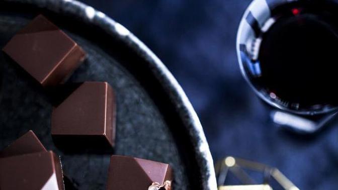 Recept: Čokoládové pralinky s portským želé Recept: Čokoládové pralinky s portským želé