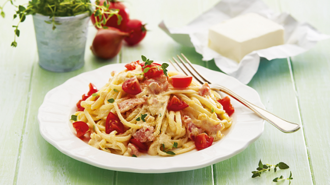 Recept: Sýrové těstoviny se šalotkou a rajčaty