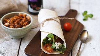 Recept: Tortilla s kuřecím masem, letním salátem a řeckou zálivkou