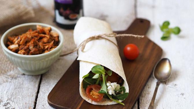 Recept: Tortilla s kuřecím masem, letním salátem a řeckou zálivkou