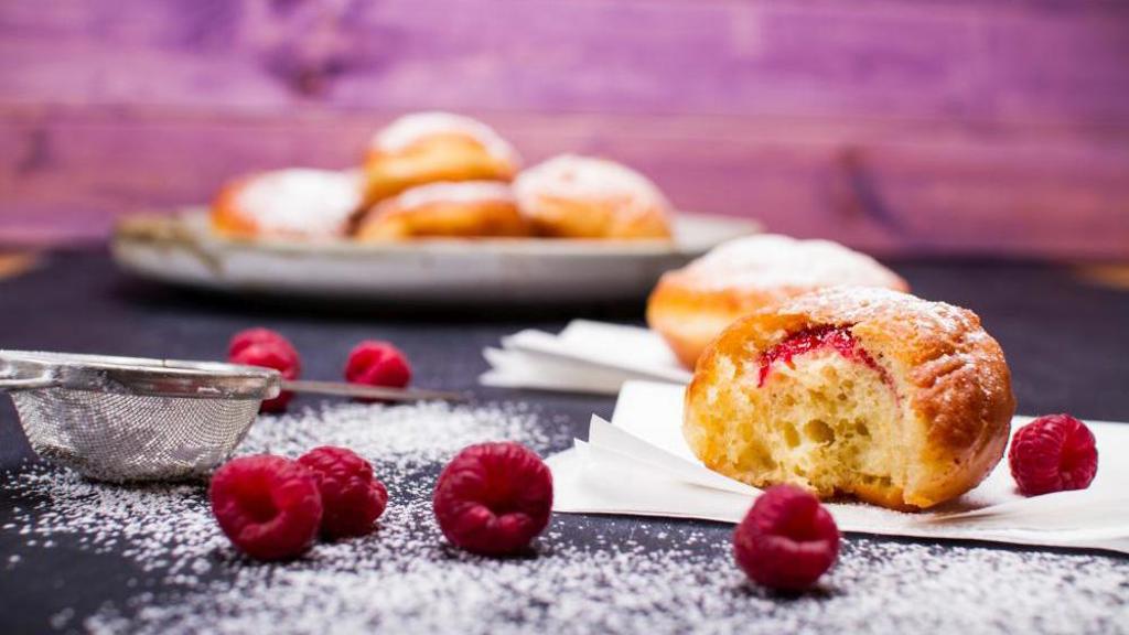 Recept: Bezlepkové koblihy s malinovou marmeládou