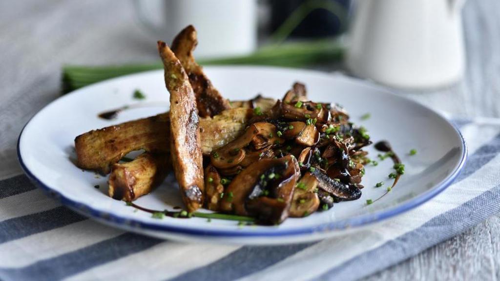 Recept: Vepřová panenka s hořčicí a restovanými houbami