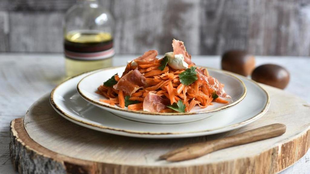 Recept: Marinovaný mrkvový salát s prosciutto chipsy