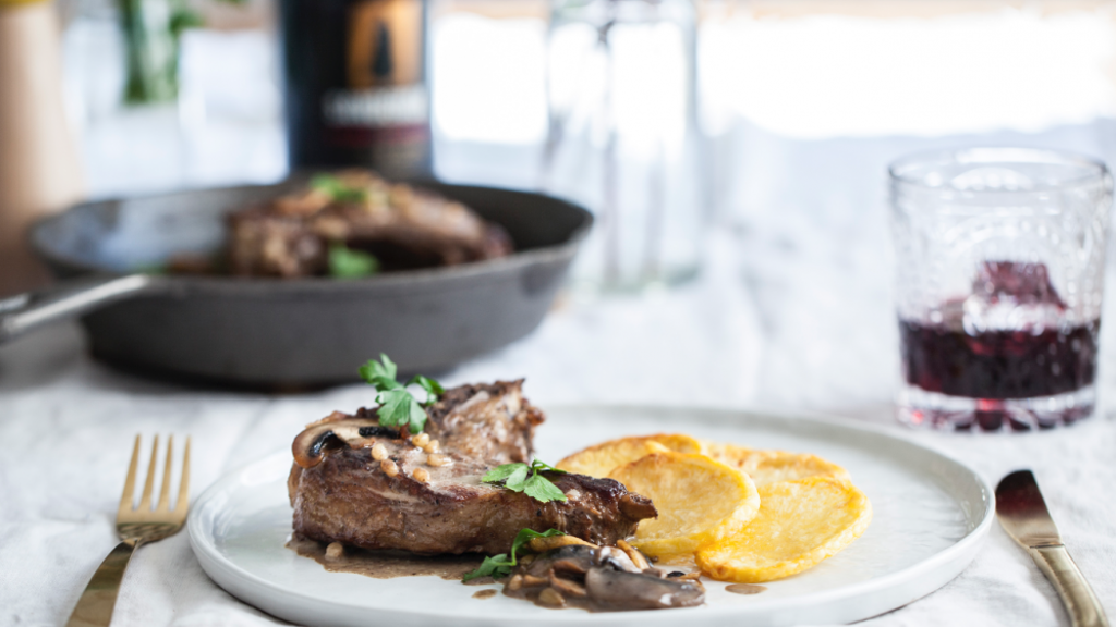 Recept: Vepřové kotlety na víně a žampionech