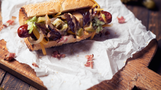 Hot dog je nový burger! Ochutnejte 4 skvělé varianty párku v rohlíku